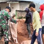 Babinsa Koramil 426-03/Rawajitu Melaksanakan Kegiatan Gotong Royong Penimbunan Jalan Bersama Masyarakat Wono Agung