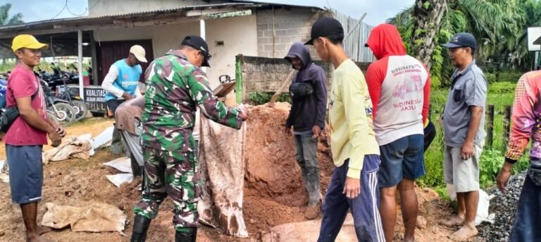 Babinsa Koramil 426-03/Rawajitu Melaksanakan Kegiatan Gotong Royong Penimbunan Jalan Bersama Masyarakat Wono Agung