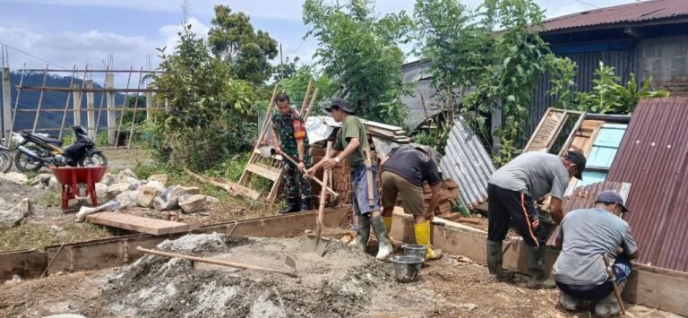 Pererat Silaturahmi, Babinsa Barambang Koramil 06/Sinjai Borong Kodim 1424/Sinjai Bantu Pengecoran Pondasi Rumah Milik Warga Binaan