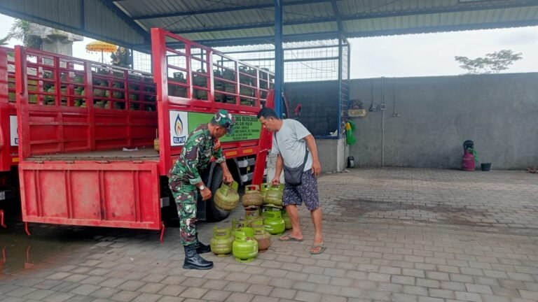 Babinsa Koramil 01/Bangli Lakukan Pengecekan Ketersediaan Gas Elpiji di Desa Bunutin Guna Mengantisipasi Potensi Kelangkaan