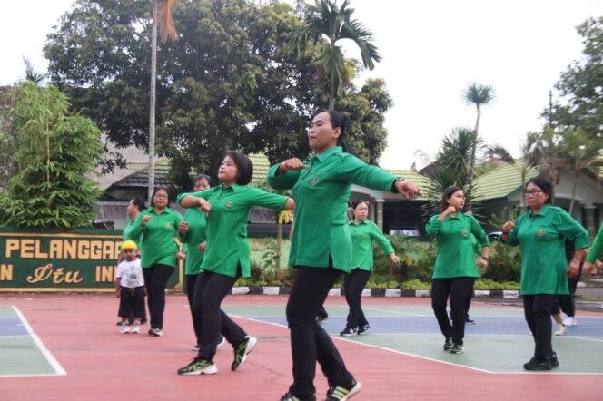 
					Jumat Sehat, Persit KCK Kodim Klungkung Olahraga Bersama