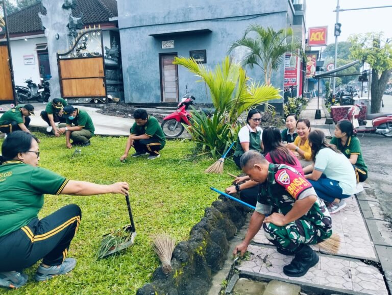 Gelar Aksi Bersih-Bersih, Babinsa Dan Perangkat Desa Gelgel Sasar Jalan Utama Desa