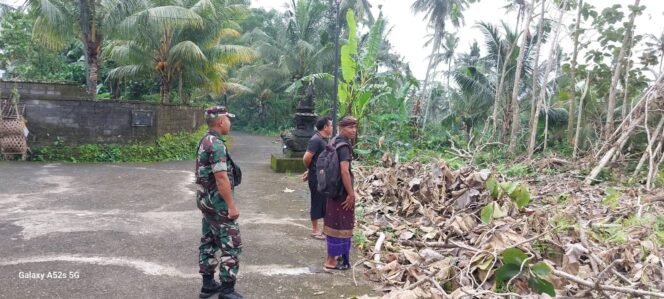 
					Tembok Warga Retak Terkena Tiang Listrik, Babinsa Tohpati Lakukan Pengecekan