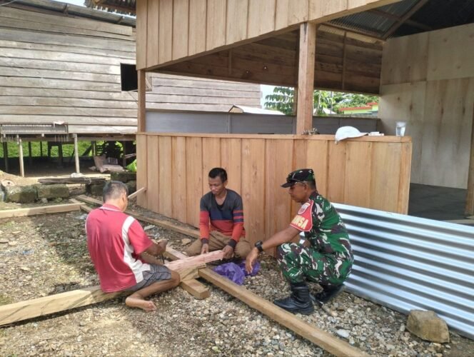 
Babinsa Koramil 02/Asera, Lakukan Patroli Rutin Pemantauan Wilayah Serta Komsos Dengan Warga Binaan.