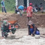 Babinsa Koramil 1409-07/Tompobulu Bantu Warga Pasang Paving Block di Halaman Masjid