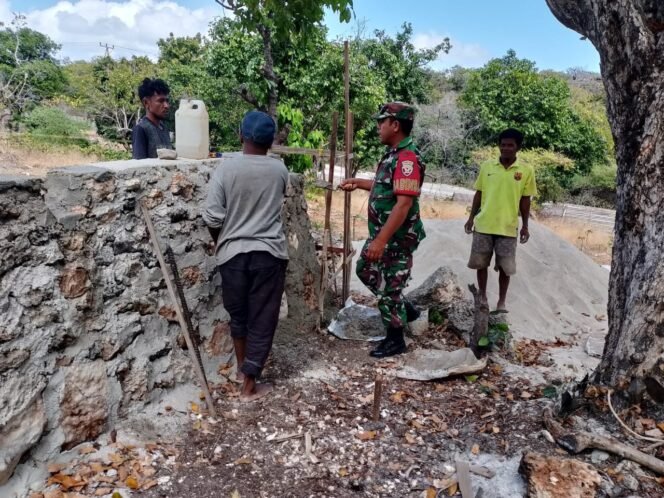 
					Babinsa Komsos Dengan Warga Babinsa Bantu Bangun Fondasi Rumah