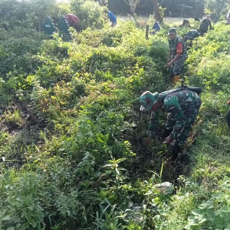 Personel Koramil 1426-05/Marbo Bersama Warga Kerja Bakti Bersihkan Saluran Air dan Pinggir Jalan