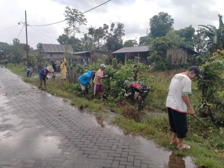 Pedulian Terhadap Lingkungan, Babinsa Koramil 08 Bontonompo Gelar Karya Bakti Bersihkan Saluran Air