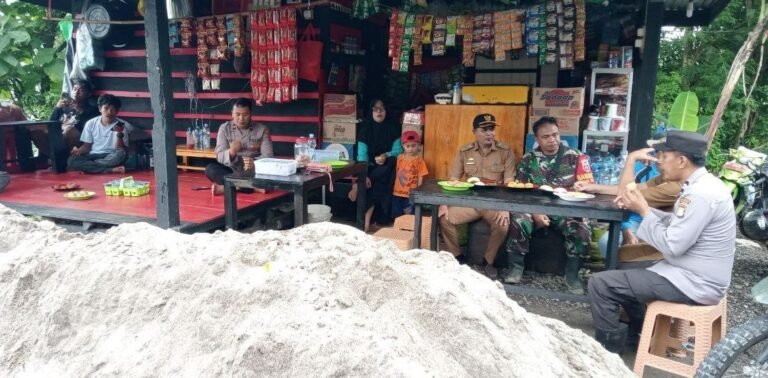 Babinsa Bergerak Cepat Himbau Masyarakat Waspada Cuaca Ekstrim