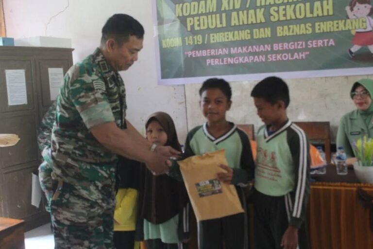 Pemberian Makan Bergizi, Pembagian Buku dan Seragam Sekolah