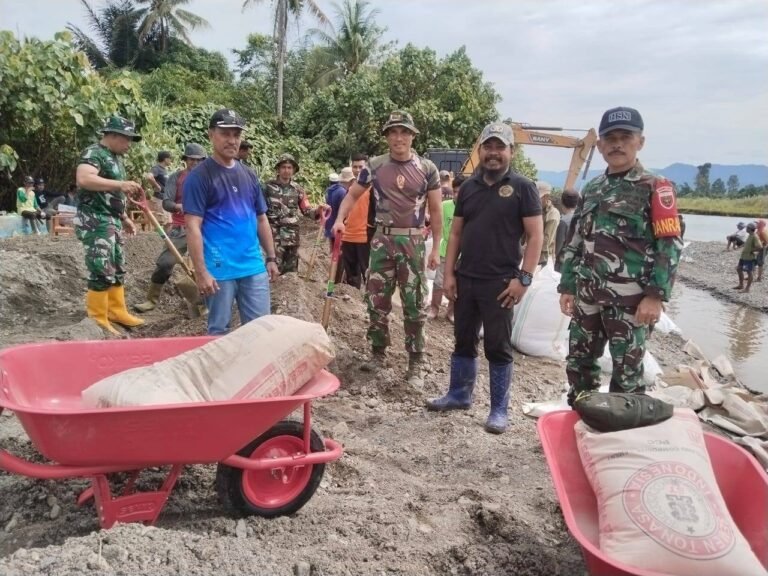 Cegah Abrasi, Danramil Baras dan Camat Dapurang Pimpin Gotong Royong Bangun Tanggul Sungai di Bulu Bonggu