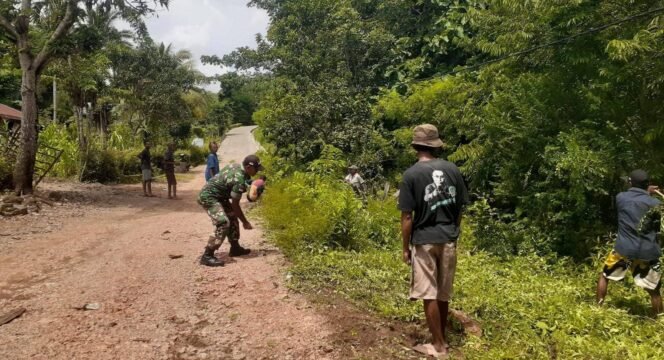 
					Bersama Babinsa, Warga Akomi Wujudkan Desa Yang Bersih Dan Aman