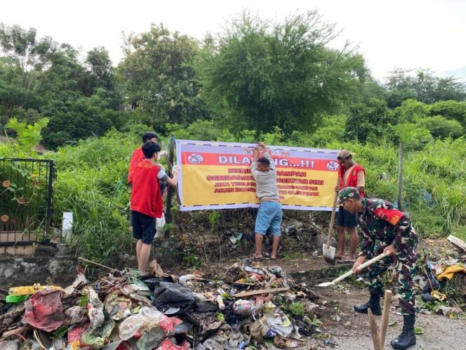 
Babinsa Bersama Masyarakat Dan Mahasiswa Gotong Royong Bersihkan Tumpukan Sampah