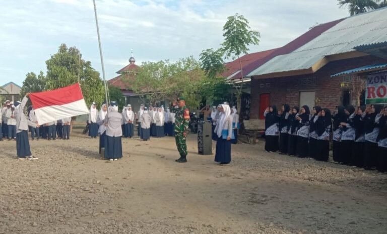 Meningkatkan Jiwa Nasionalisme, Babinsa Koramil 408-05/Manna Melaksanakan Upacara Bendera di Sekolah