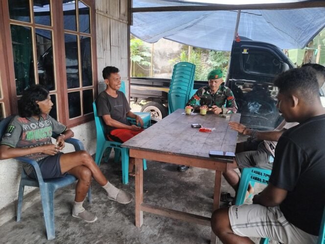 
					Kunjungi Rumah Warga Binaan, Cara Babinsa Babinsa Koramil 1603-02/Talibura Untuk Komsos.