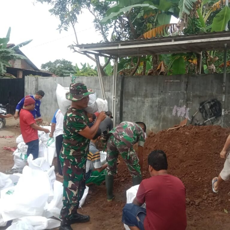 Koramil 0814-10/Mojoagung dan Warga Gotong Royong Perbaiki Tanggul untuk Cegah Banjir