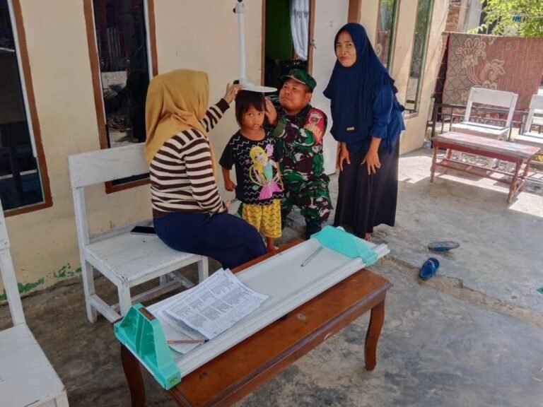 Babinsa Kodim 1401/Majene Bersama Kader Posyandu Kejar Timbang Secara Door to Door, Upaya Cegah Stunting