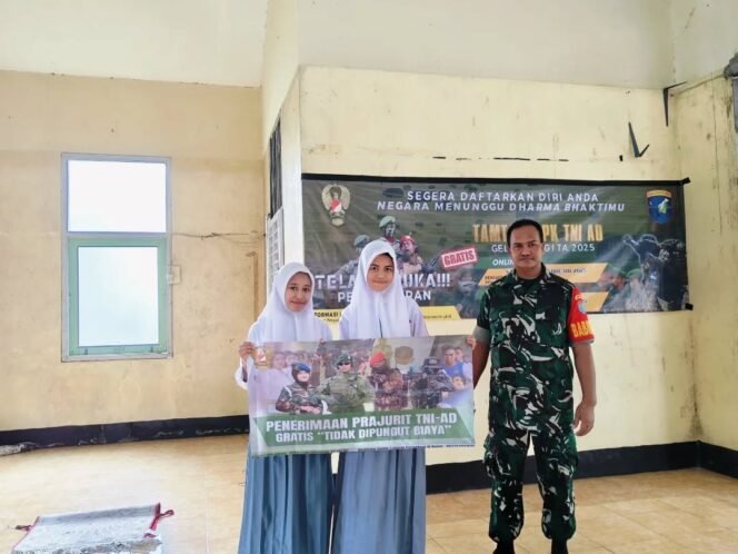 
					Babinsa Sosialisasi Rekrutmen TNI AD di SMA 01 Sungai Raya Bengkayang untuk Menjangkau Pemuda Terbaik