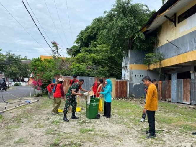 
					Antusias Warga Bersama Babinsa dan Mahasiswa Gotong Royong Bersihkan Sampah