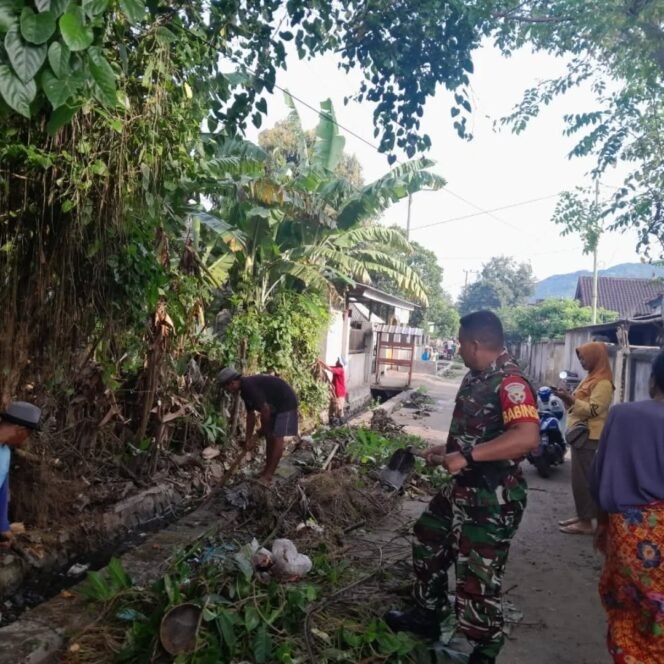 
					Babinsa Lembar dan Warga Gotong Royong Bersihkan Saluran Air