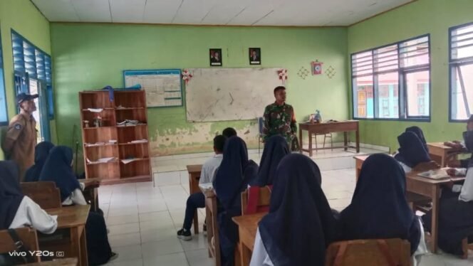 
					Babinsa Koramil 1429-03/Wakorumba Berikan Wawasan Kebangsaan kepada Siswa SMPN 3 Wakorumba Utara