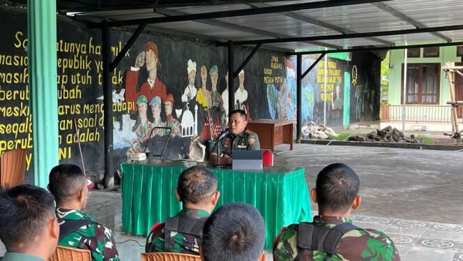 
					Dandim 1603/Sikka Letkol Arm Denny Riesta Permana S. Sos., Berikan Jam Komandan Kepada Seluruh Personel