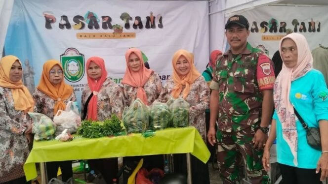 
Berikan Manfaat Besar Bagi Petani, Babinsa Atensi Kegiatan Pasar Tani