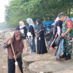 Babinsa Koramil 408-05/Manna Mengikuti Kegiatan Gerakan Bengkulu Selatan Bersih Di Pantai Pasar Bawah