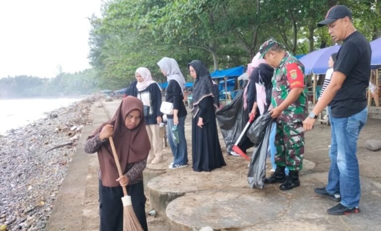 Babinsa Koramil 408-05/Manna Mengikuti Kegiatan Gerakan Bengkulu Selatan Bersih Di Pantai Pasar Bawah