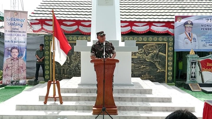 Dandim 1502/Masohi Resmikan Monumen Perjuangan Pembebasan Irian Barat di Geser, Serahkan Bantuan kepada Masyarakat