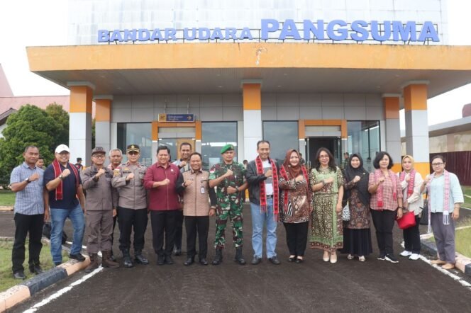 
					Dandim 1206/Putussibau Bersama Jajaran Forkopimda Sambut Kedatangan Danrem 121/Abw Beserta Rombongan di Bumi Uncak Kapuas.