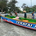 Wujud Kepedulian Babinsa Bantu Nelayan Tarik Perahu Ke Pinggir Pantai