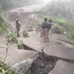 Guyuran Hujan Mengakibatkan Jalan Retak,Babinsa Himbau Warga Agar Selalu Waspada