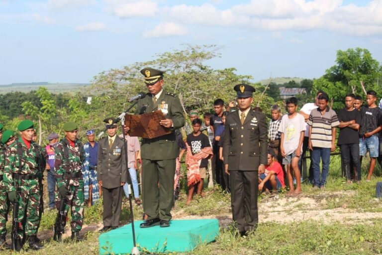 Kasdim 1601/Sumba Timur Pimpin Upacara Pemakaman Jenazah Anggota Denma Brigif 27/NI