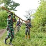 Kemanunggalan TNI-Rakyat, Babinsa Koramil-04 Kodim 1401/Majene Bersama Warga Lakukan Kerja Bakti