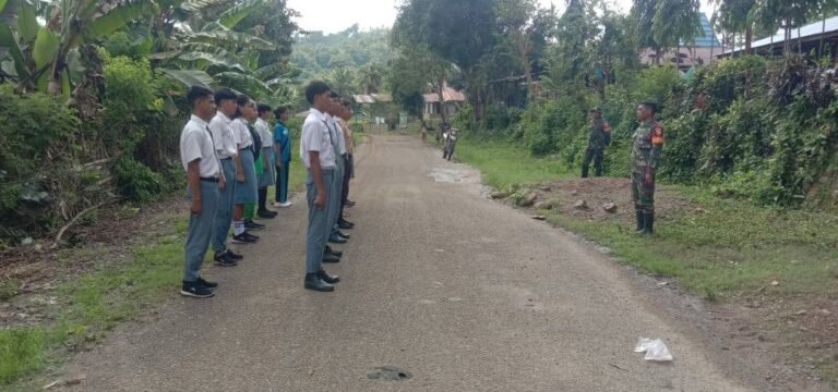 Babinsa Tabundung Berikan Pelatihan PBB dan Wawasan Kebangsaan kepada Siswa SMK N 1 Tabundung