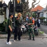 Babinsa Desa Celuk Sertu I Komang Kamaryana Amankan Jalan Santai HUT LPD di Sukawati