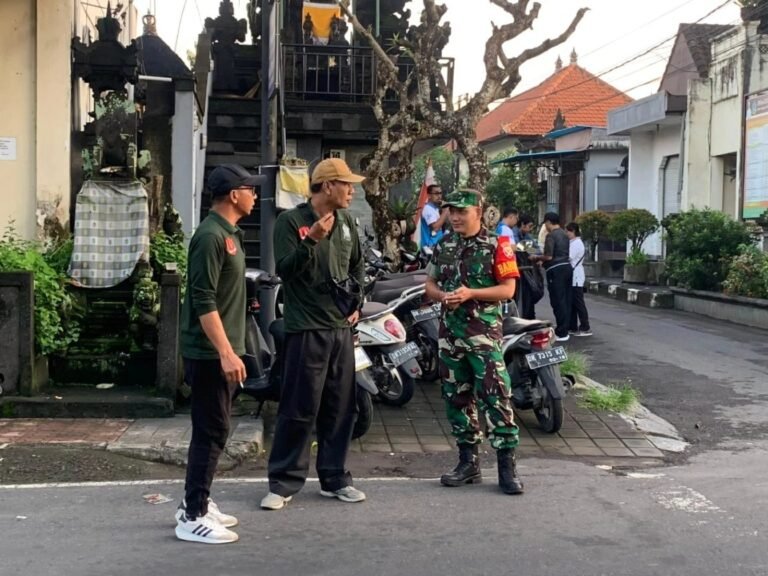 Babinsa Desa Celuk Sertu I Komang Kamaryana Amankan Jalan Santai HUT LPD di Sukawati