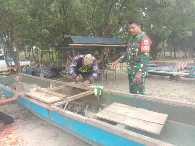 
					Babinsa Koramil 1430-01/Lasolo Tingkatkan Silatuhrahmi dan Lakukan Pemantauan Wilayah Melalui Komonukasi Sosial.