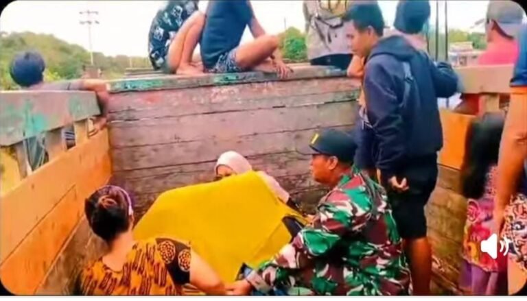 APRESIASI RASA BANGGA DAN HARU DANREM 121/ABW BRIGJEN TNI PURNOMOSIDI KEPADA ANGGOTANYA SERTU AMIRUDIN SAAT BANTU WARGA DALAM PERSALINAN SAAT BANJIR MENERPA DESA PASIR