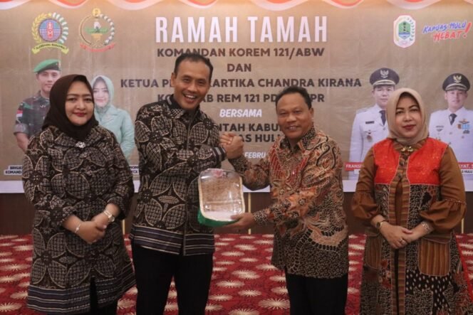 
					JALIN SILATURAHMI DAN SINERGITAS, DANREM 121/ABW BRIGJEN TNI PURNOMOSIDI, S.I.P., M.A.P., M.HAN., RAMAH TAMAH BERSAMA FORKOPIMDA DAN TOKOH MASYARAKAT KABUPATEN KAPUAS HULU