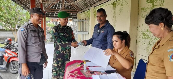 
					BLT DD Cair, Babinsa Selisihan Dampingi 10 Warga Terima Bantuan