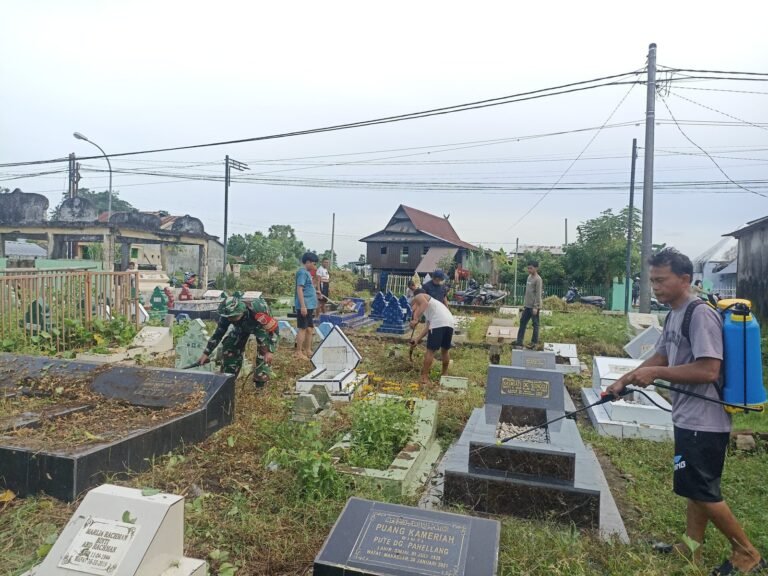 Babinsa Koramil 1426-03/Galut Serka Agus Haryanto Ajak Masyarakat Kerja Bakti Bersihkan Pekuburan Islam