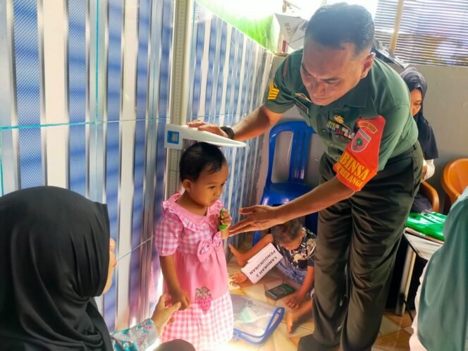 
					Babinsa Koramil 1426-02/Polsel, Laksanakan Pendampingan Kegiatan Posyandu Penimbangan Balita