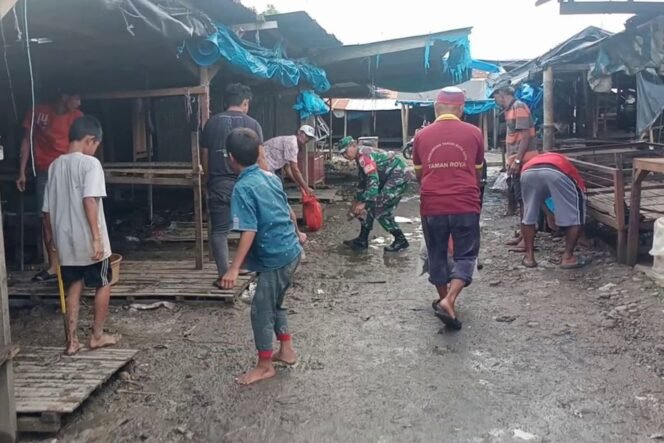 
Semangat Gotong Royong Babinsa Koramil 1425-03/Tamalatea Bersihkan Pasar Ciptakan Lingkungan Bersih dan Nyaman