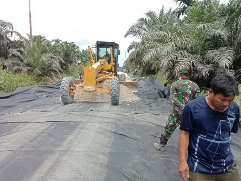 Pra TMMD ke-123, Personel Kodim 0314/Inhil Bahu Membahu Bangun Jalan Poros Mumpa – Karya Tunas Jaya