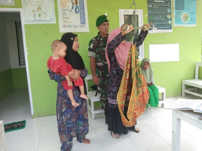 
Babinsa Kampala Koramil 04/Sinjai Timur Kodim 1424/Sinjai Laksanakan Pendampingan Posyandu.