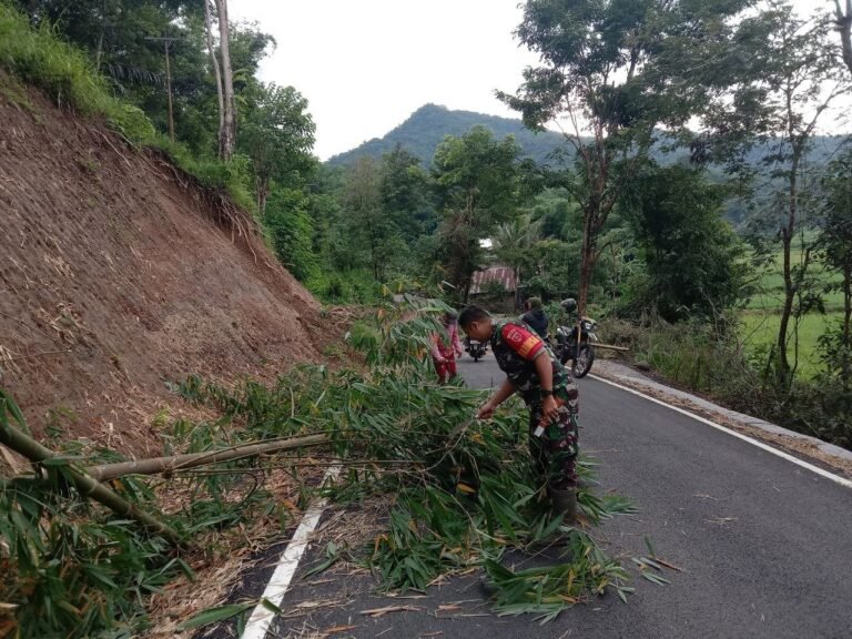 Babinsa Desa Manuju Laksanakan Kerja Bakti Bersama Warga Bersihkan Material Longsor