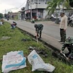 Personel Koramil 1420-03/Maritengngae Gotong Royong Bersihkan Saluran Air