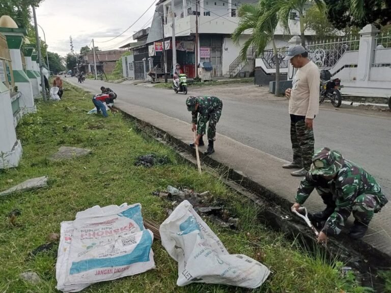 Personel Koramil 1420-03/Maritengngae Gotong Royong Bersihkan Saluran Air